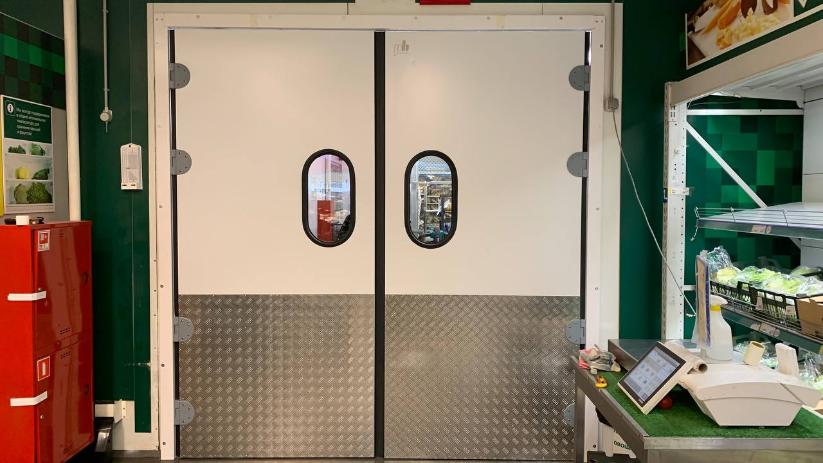 Произведена замена дверных блоков морозильных и холодильных камер в ТЦ METRO Cash and Carry